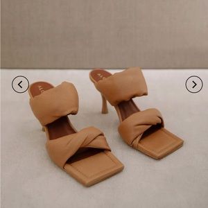 Alohas Twist Camel Heel, Size 40